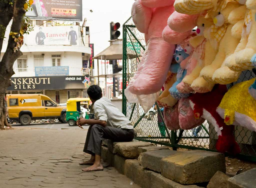 A street seller selling giant teddy bears in Bangalore, India